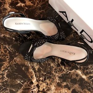 Cute Karen Scott heel.